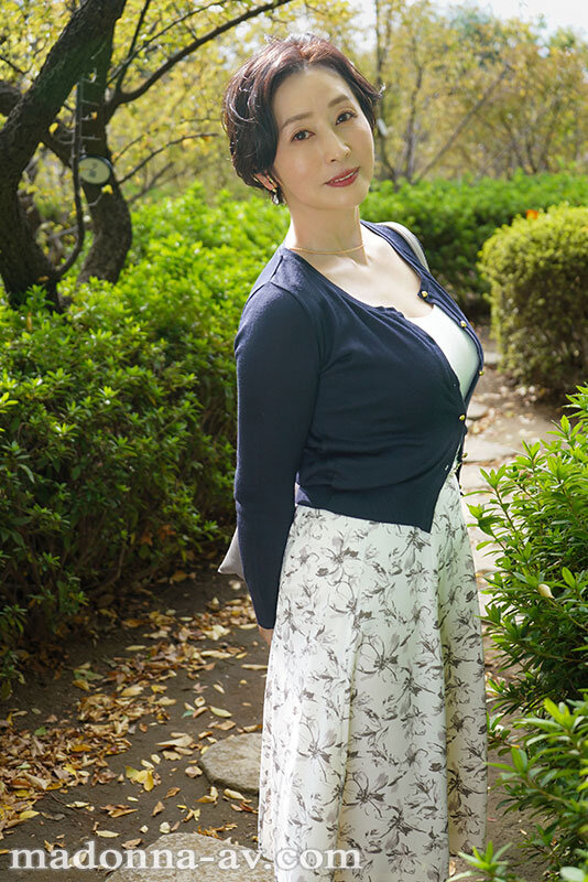 木戸薫 屋外私服ポートレート