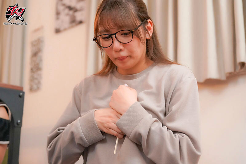 七海那美 割り箸のような棒を握るカット