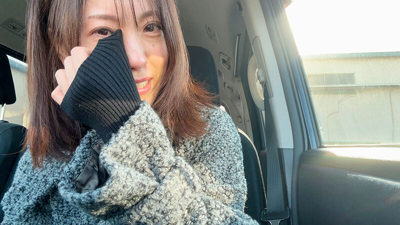 長瀬麻美 車内で微笑む顔アップ