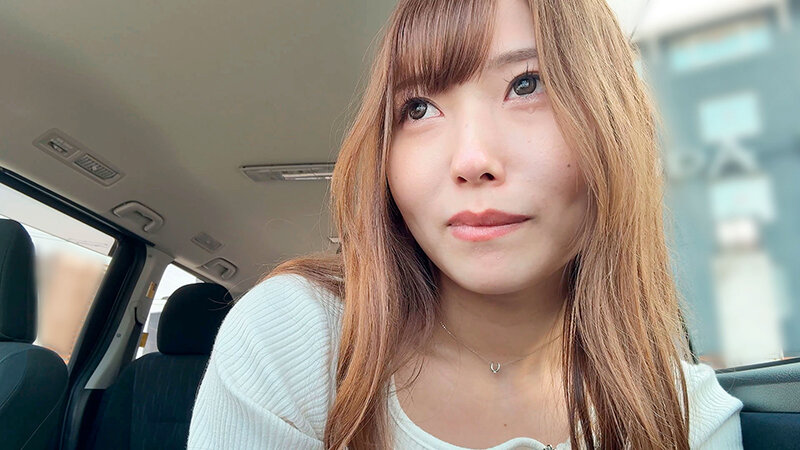 逢沢みゆ 車内で窓の外を見つめるカット