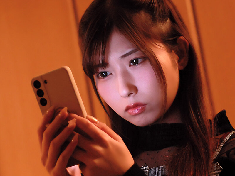逢沢みゆ スマートフォンを見つめる横顔カット