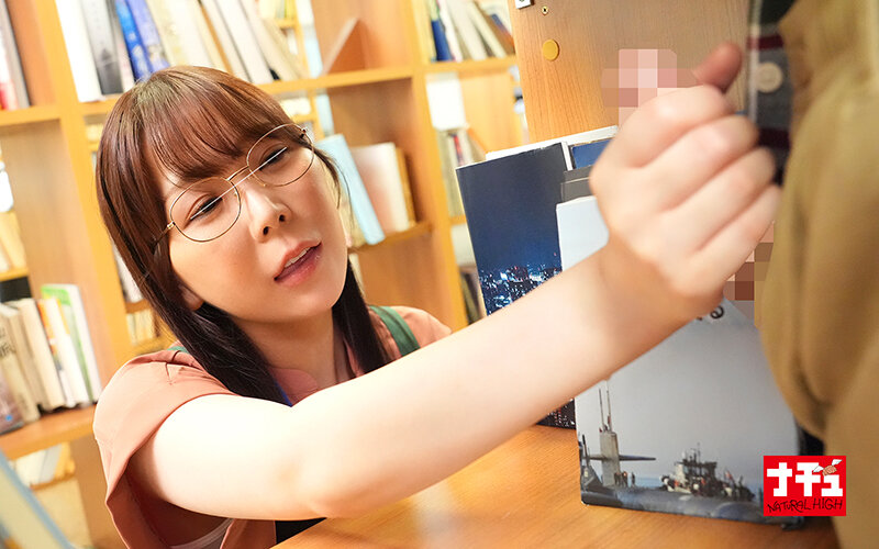 本を手に取る女性のカット