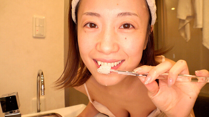 長瀬麻美 洗面台で歯を磨くカット