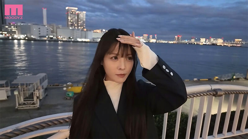 八木奈々 屋外テラスでの全身カット