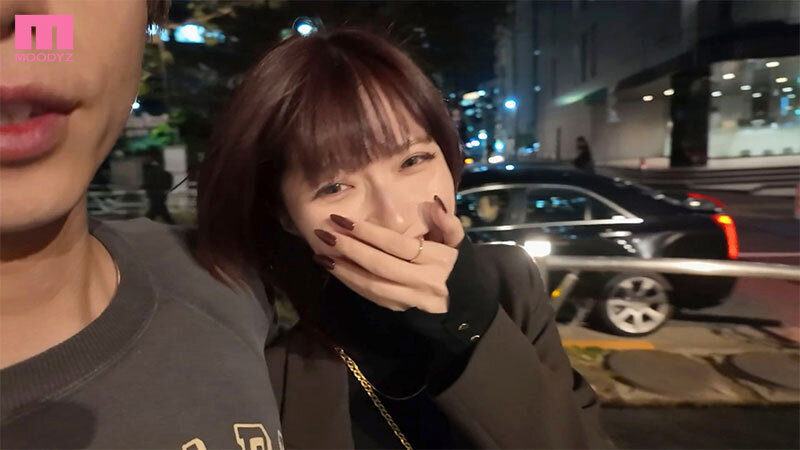 石原希望 夜の街を歩くデート風カット