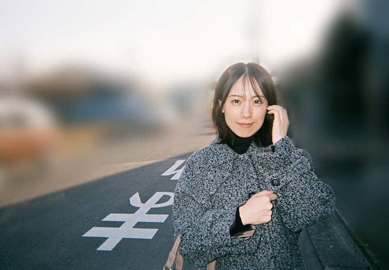 長瀬麻美 夕暮れの路上カット