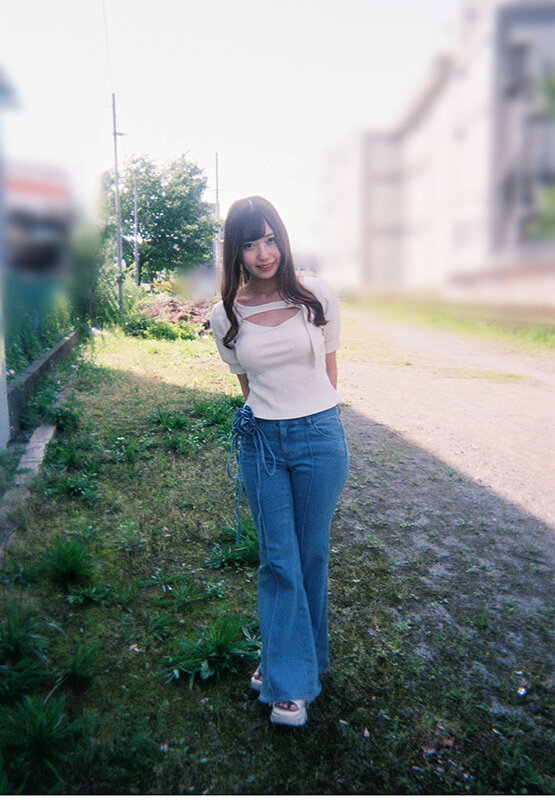 逢沢みゆ 路地で微笑む全身カット