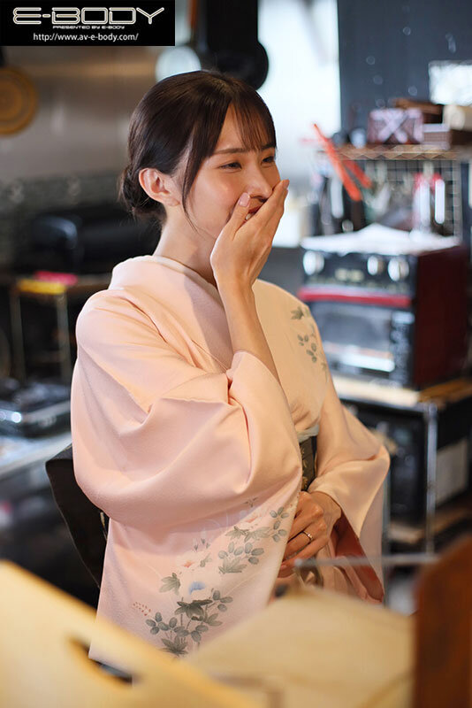 佐野秋帆 着物姿 微笑む上半身カット