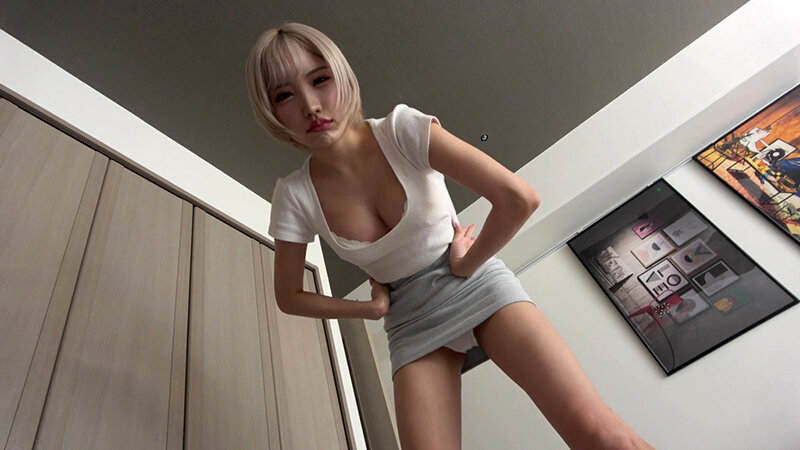 春陽モカ ミニスカート姿の立ちポーズ