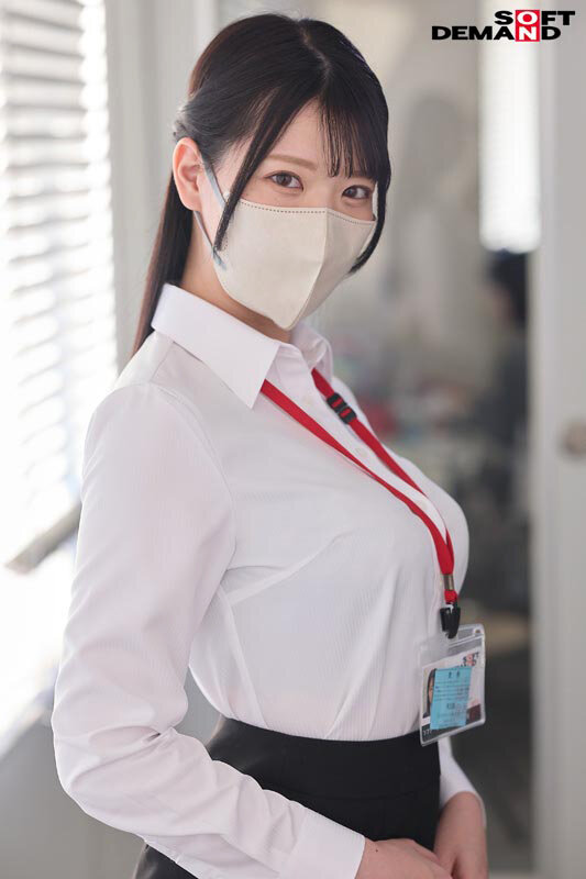 中条彩那 オフィス衣装での上半身カット