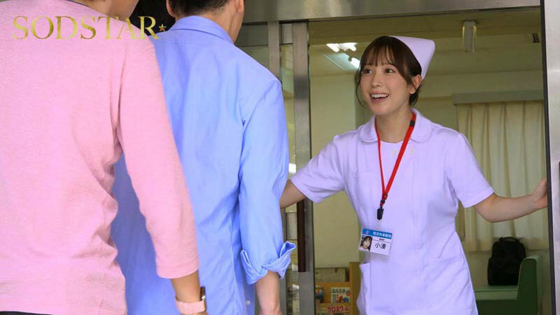 小湊よつ葉 病棟入口で来訪者を出迎えるカット