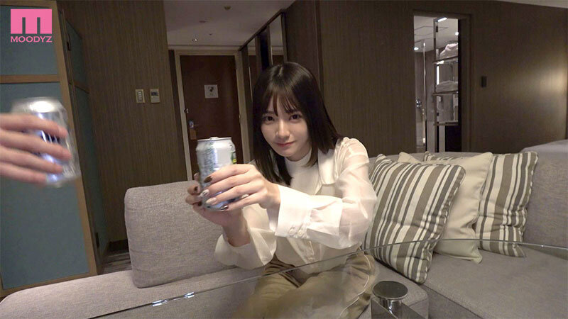 宮下玲奈 ホテル室内のカット