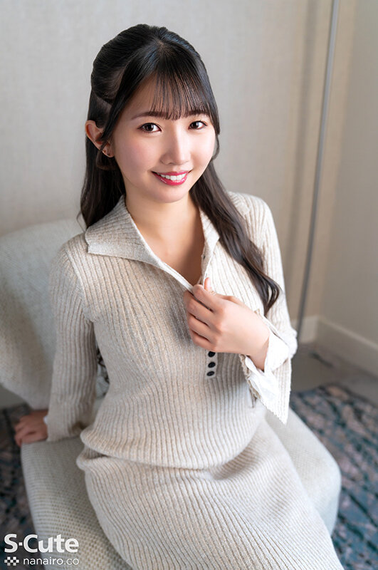 巴ひかり ベージュのニットワンピース姿のサンプルカット