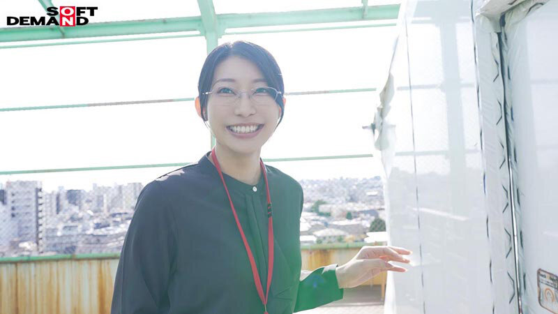 守屋よしの 屋上シーン笑顔ショット