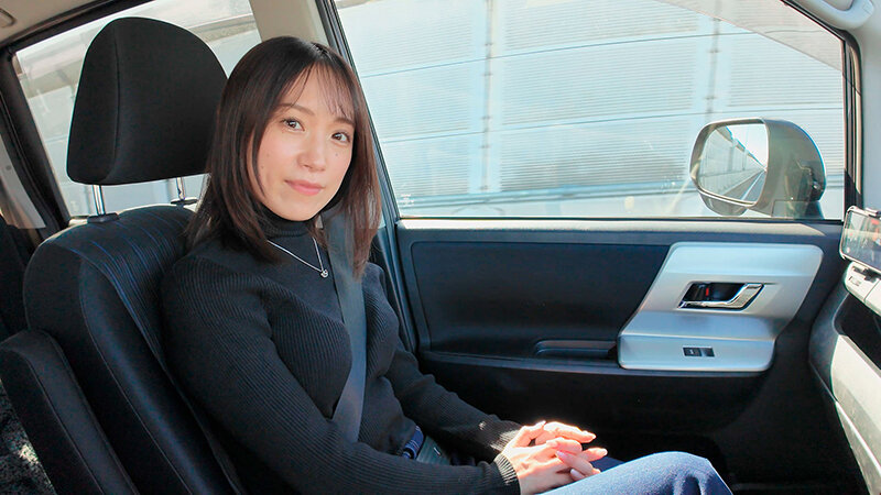 長瀬麻美 車内で振り返るカット