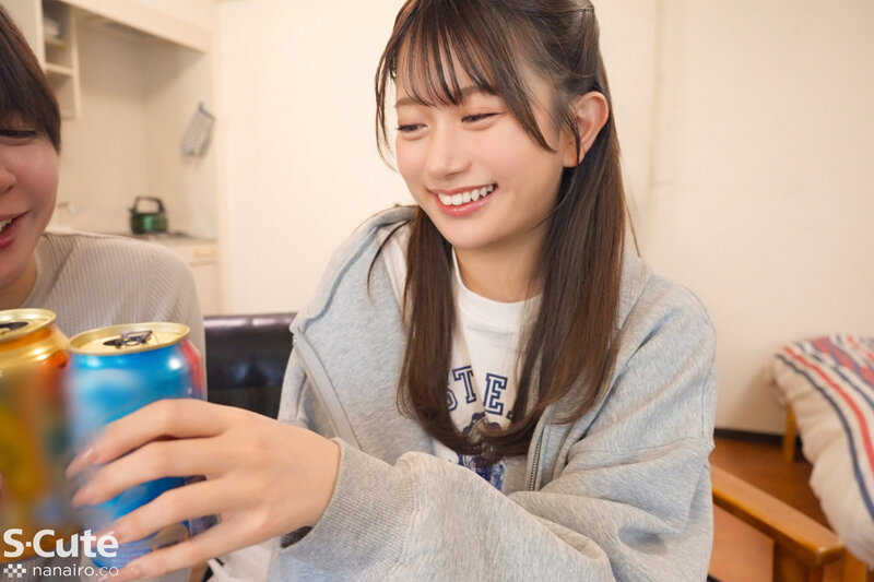 酔った勢いで友達と。北岡果林 友人と缶ドリンクを合わせるカット