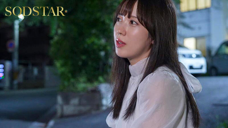 小湊よつ葉 夜の路上での私服カット