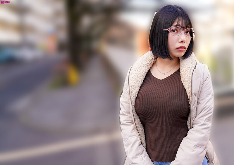 私服姿で街中に立つ人妻の遠景ポートレート