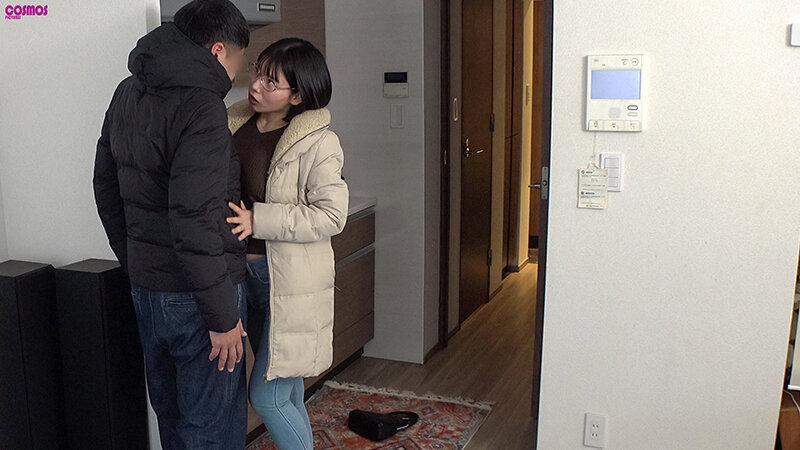 私服姿で玄関先に立ち男性と対面する人妻
