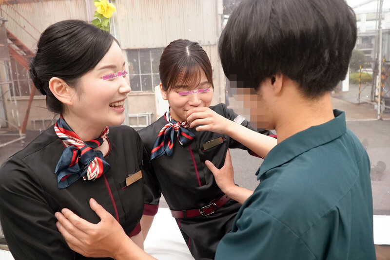 屋上でCA制服姿の女性2名が笑顔で佇み、男性が手を伸ばすシーン