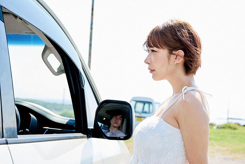 弥生みづき 私服で車のサイドミラー越しのカット