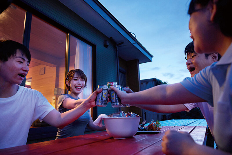 弥生みづき 私服でBBQを楽しむカット