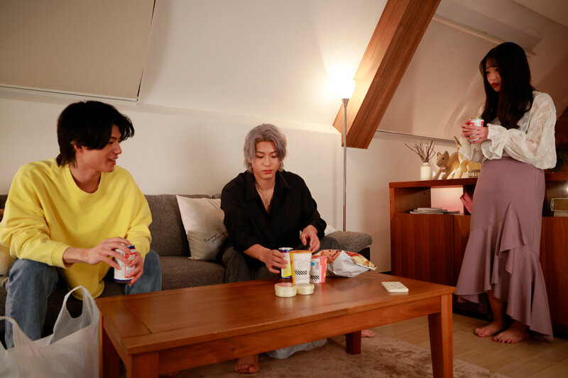 二葉エマ「ダブルブッキング」3人で飲むシーン