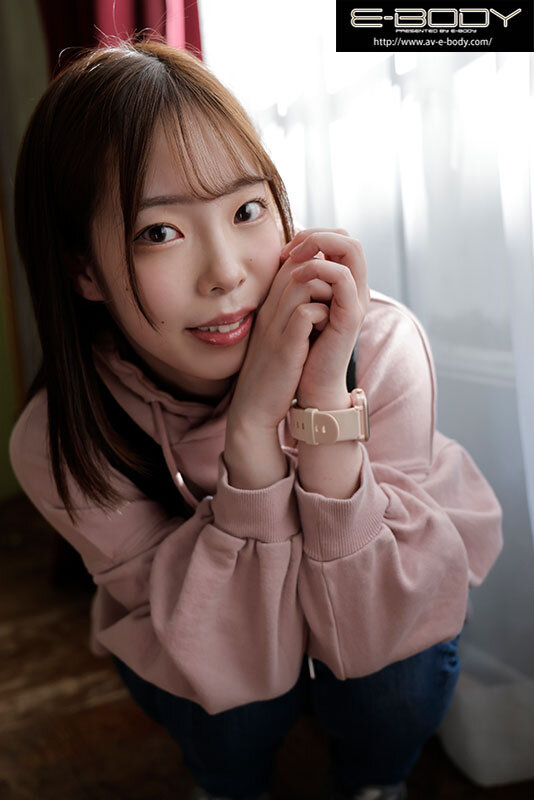 坂井なな 笑顔のバストアップカット