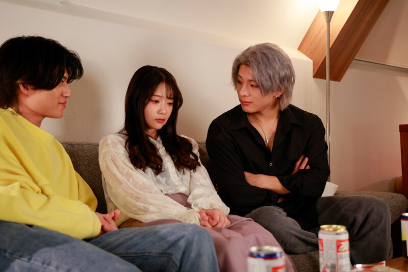 二葉エマ「ダブルブッキング」3人で会話するシーン