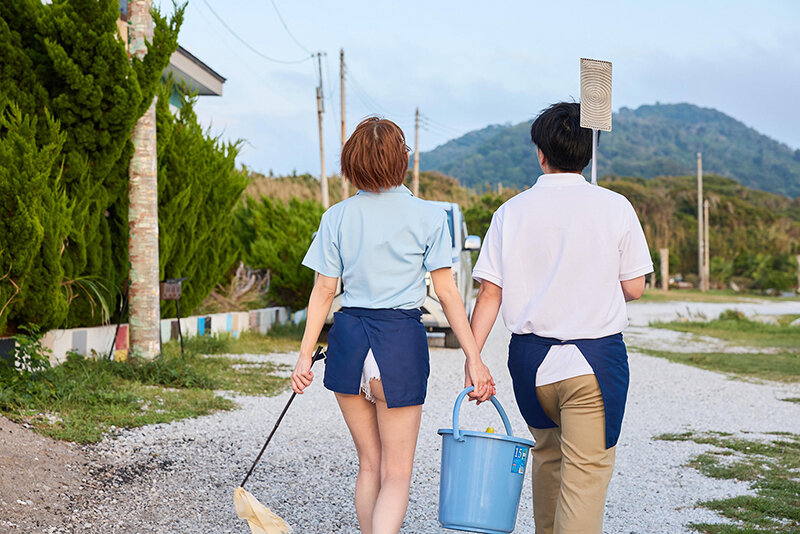 リゾート施設のスタッフ制服姿で清掃する弥生みづき