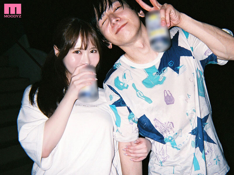 小野六花 翌朝の私服姿での記念写真風カット